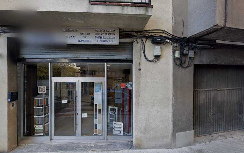 Fotografia tomada fuera de Doal Aluminis I Vidres - Metal·listeria en Vilafranca del Penedès, Barcelona