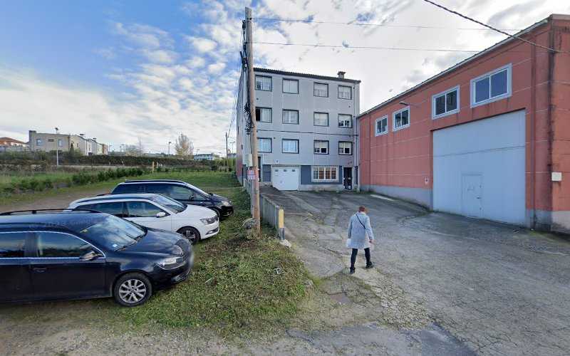 Fotografia tomada fuera de Aluminios O Xeixo - Carpintería metálica y de aluminio en Santiago de Compostela, A Coruña