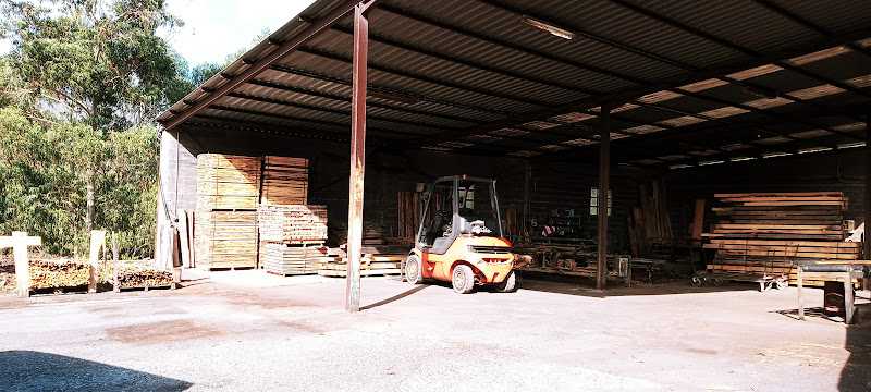 Fotografia tomada fuera de Maderas Tombo S.L. - Carpintería en A Pontenova, Lugo