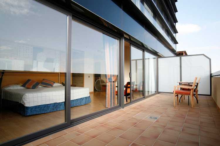 Fotografia tomada fuera de AL13 Carpintería Metálica - Carpintería metálica y de aluminio en Port de Sagunt, Valencia