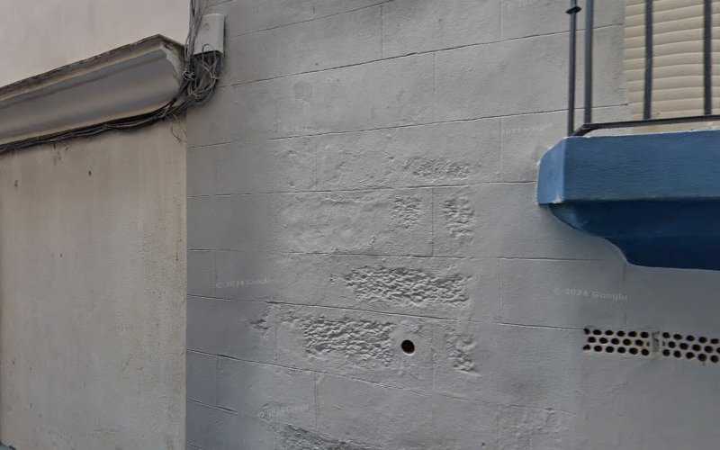 Fotografia tomada fuera de Iroktek Maderas 2002 - Tienda de armarios en Cádiz, Cádiz