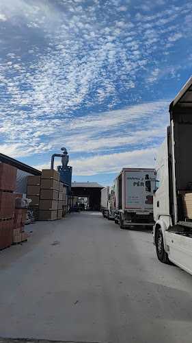 Fotografia tomada fuera de Maderas y Tableros Perez SL - Establecimiento de venta de madera en Lucena, Córdoba