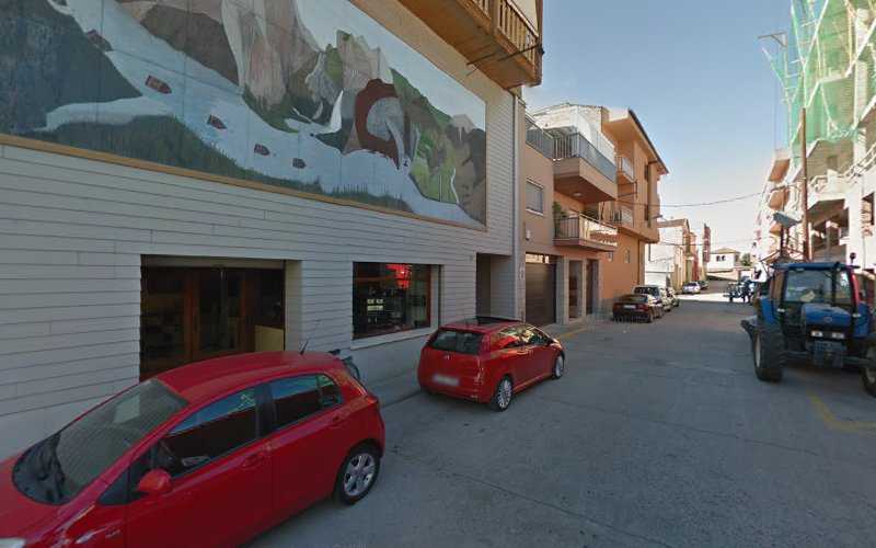 Fotografia tomada fuera de Mobles i Fusteria Giribet - Botiga de mobles en Artesa de Segre, Lérida