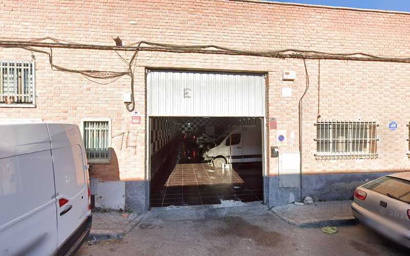 Fotografia tomada fuera de López Lara Carpintería Metálica S.L. - Carpintería metálica y de aluminio en Arganda del Rey, Madrid