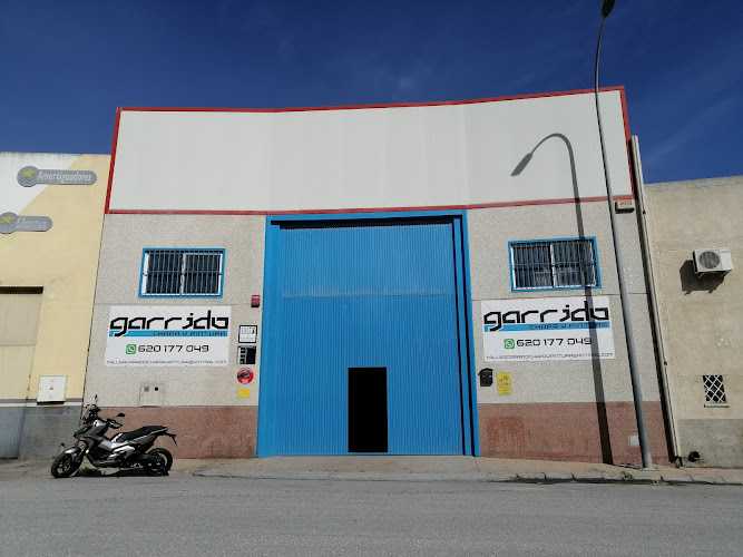 Fotografia tomada fuera de Taller Garrido - Taller de chapa y pintura en Algarrobo, Málaga