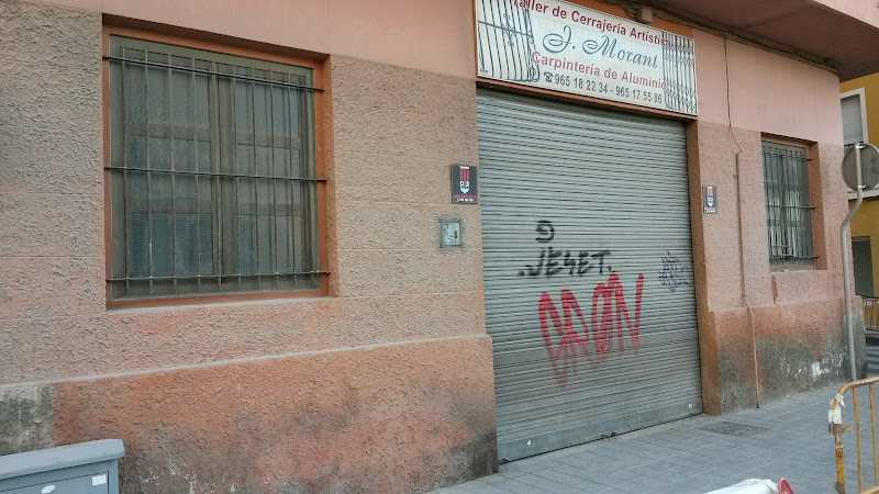 Fotografia tomada fuera de J. Morant - Metal·listeria en Alicante, Alicante