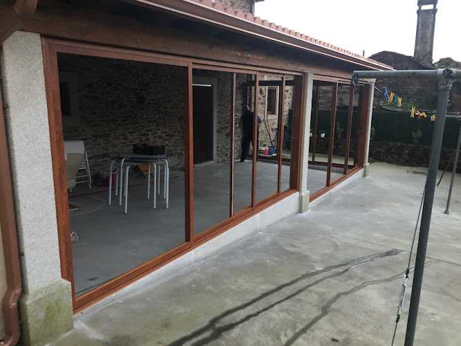 Fotografia tomada fuera de Cristalería y Aluminios Cruces - Ventana de aluminio en Vila de Cruces, Pontevedra