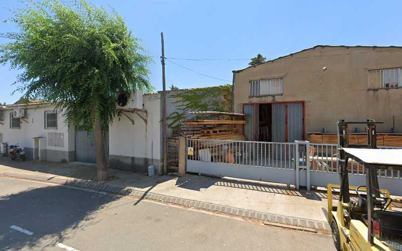 Fotografia tomada fuera de fusteria - Botiga de bricolatge en Riudoms, Tarragona