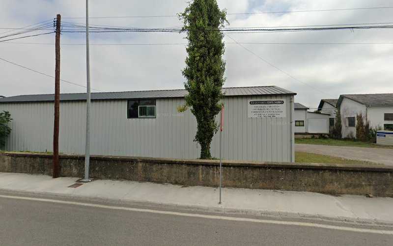 Fotografia tomada fuera de Ebanistería Edelmiro - Tienda de armarios en Ribadeo, Lugo