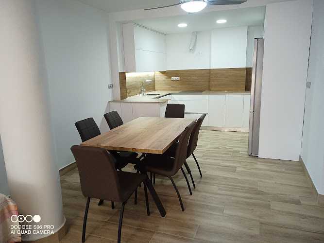 Fotografia tomada fuera de Enzzo Design - Tienda de muebles en Redován, Alicante