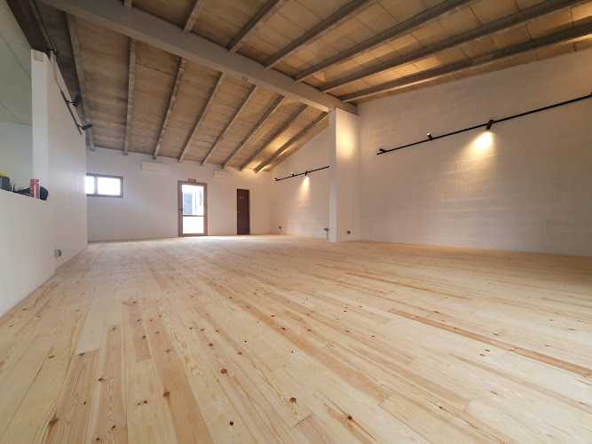 Fotografia tomada fuera de Flat System - instalaciones de parquet y revestimientos. - Usługi montażu podłóg drewnianych en Inca, Baleares