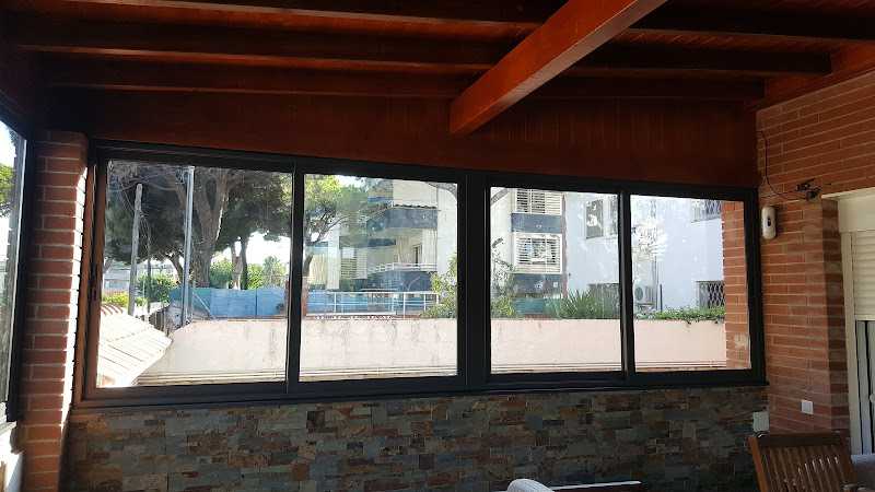 Fotografia tomada fuera de Carpintería De Aluminio Les Colomeres SCP - Carpintería metálica y de aluminio en Gavà, Barcelona