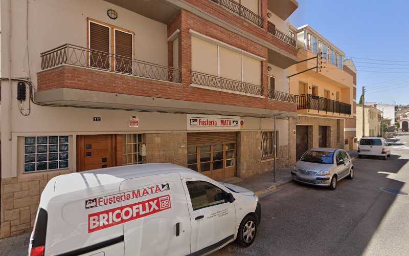 Fotografia tomada fuera de Fusteria Mata - Tienda de armarios en Flix, Tarragona