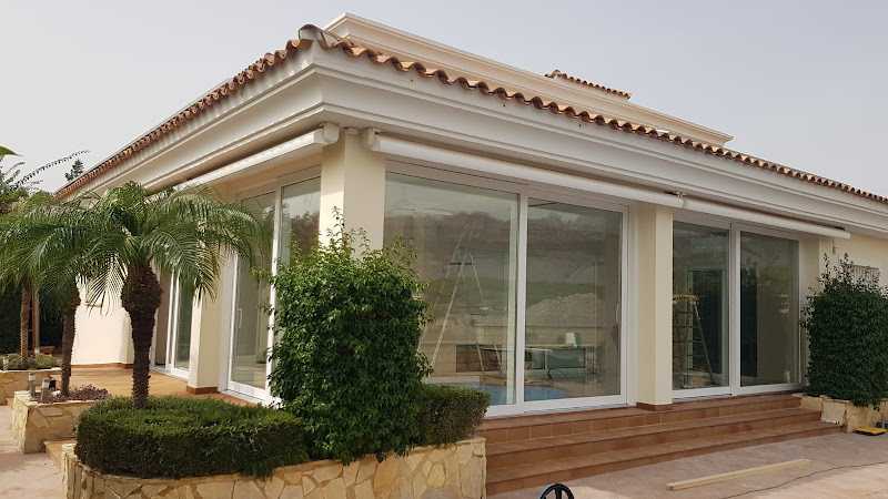 Fotografia tomada fuera de VENTANAS Y PUERTAS CALPE - Carpintería metálica y de aluminio en Calp, Alicante