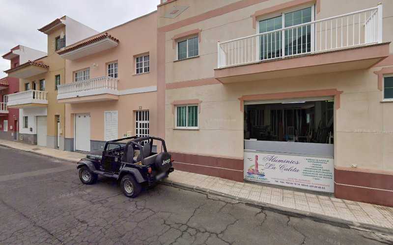 Fotografia tomada fuera de Aluminios La Caleta, SL - Carpintería metálica y de aluminio en Casa Amarilla, Santa Cruz de Tenerife