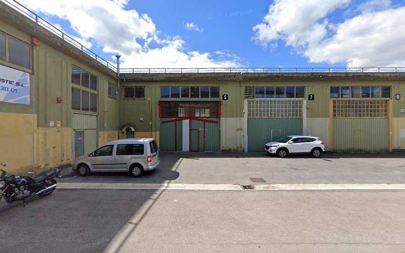 Fotografia tomada fuera de Talleres Legorburu - Carpintería metálica y de aluminio en Irun, Guipúzcoa