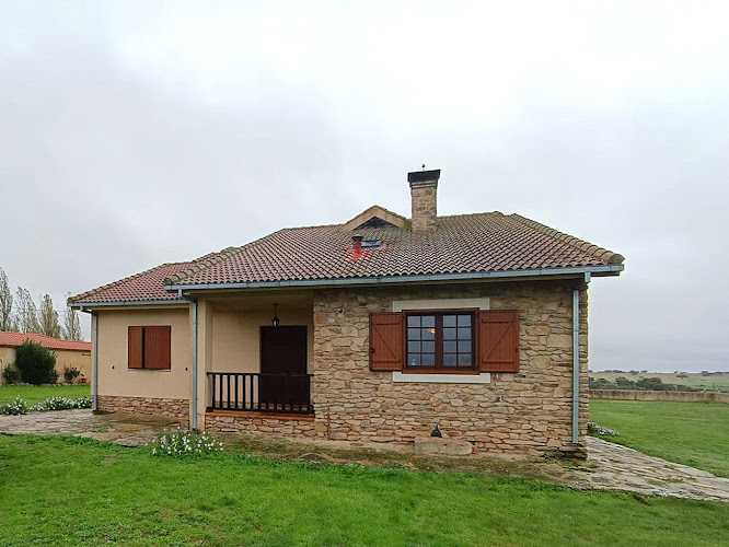 Fotografia tomada fuera de Aluminios Noáin Garés | Carpintería de Aluminio y PVC - Carpintería metálica y de aluminio en Esquíroz, Navarra