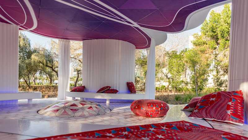 Fotografia tomada fuera de Cándido Hermida Nuevos Materiales - Fábrica de muebles en Narón, A Coruña