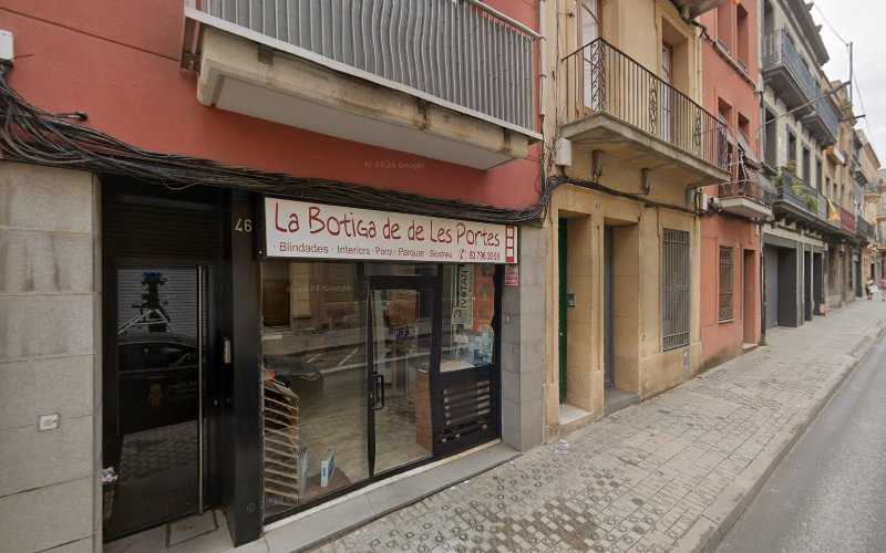 Fotografia tomada fuera de La Botiga De Les Portes - Fabricant de mobles en Mataró, Barcelona