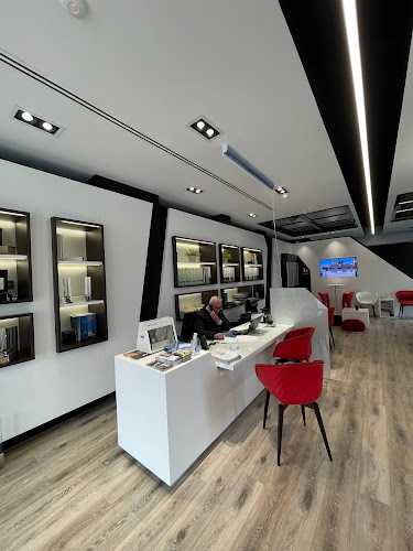 Fotografia tomada fuera de Aluminios Iluro - Exposición - Finestra d'alumini en Mataró, Barcelona