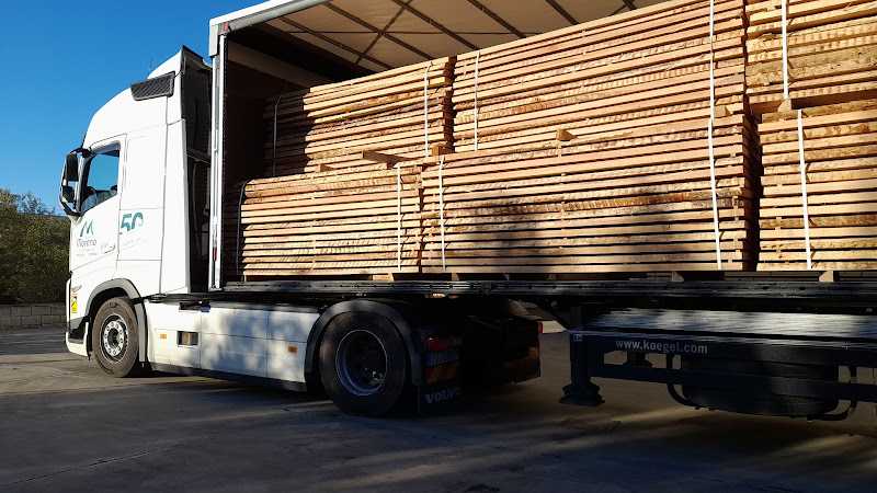 Fotografia tomada fuera de MADERAS BURGUILLOS S.L. - Establecimiento de venta de madera en Lucena, Córdoba