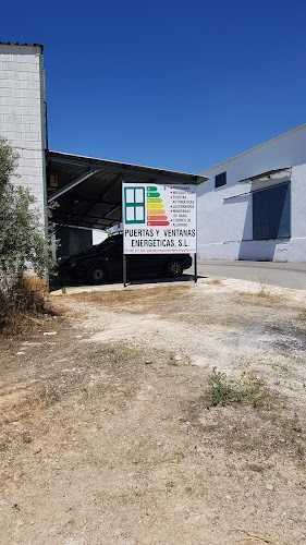 Fotografia tomada fuera de Puertas y Ventanas Energéticas SL - Carpintería metálica y de aluminio en Lucena, Córdoba