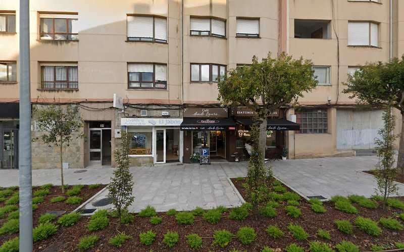 Fotografia tomada fuera de Estudio de Cocinas -Seijas - (Carpinteros) - Carpintero en Perillo, A Coruña