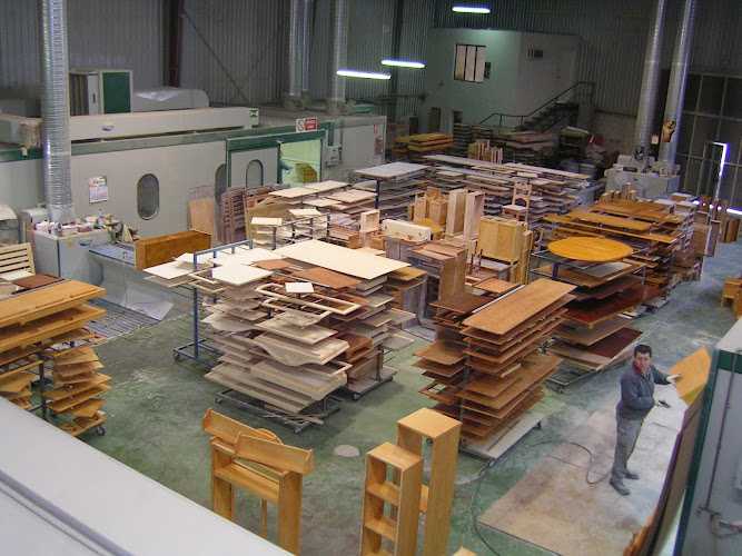 Fotografia tomada fuera de LUMOBEL - Fábrica de muebles en Lucena, Córdoba