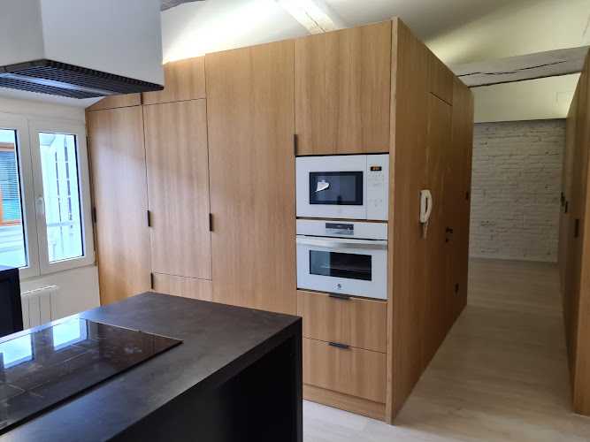 Fotografia tomada fuera de Vallegon Diseños - Fábrica de muebles en Castro-Urdiales, Cantabria