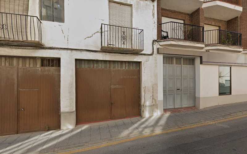 Fotografia tomada fuera de Maderas Daniel Slu - Establecimiento de venta de madera en Baza, Granada