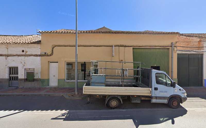 Fotografia tomada fuera de Carpintería de Aluminio Regino Lozano Alarcón - Carpintería metálica y de aluminio en La Roda, Albacete