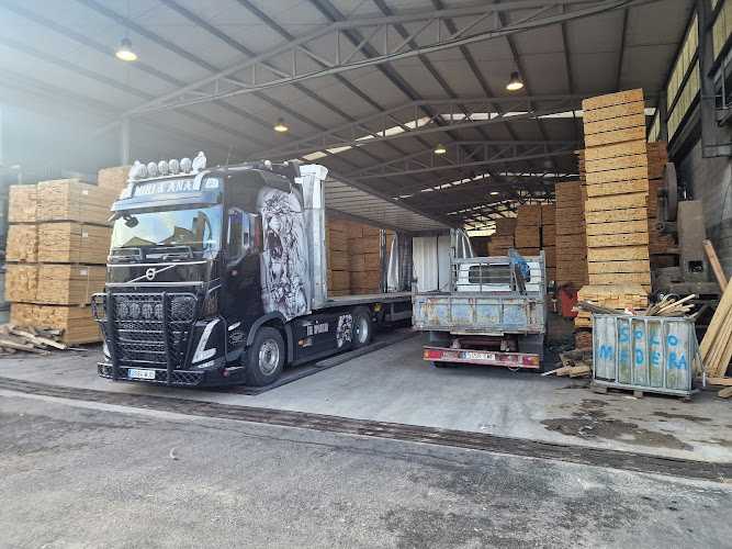 Fotografia tomada fuera de Maderas Cajaraville S.L. - Fábrica en Teo, A Coruña