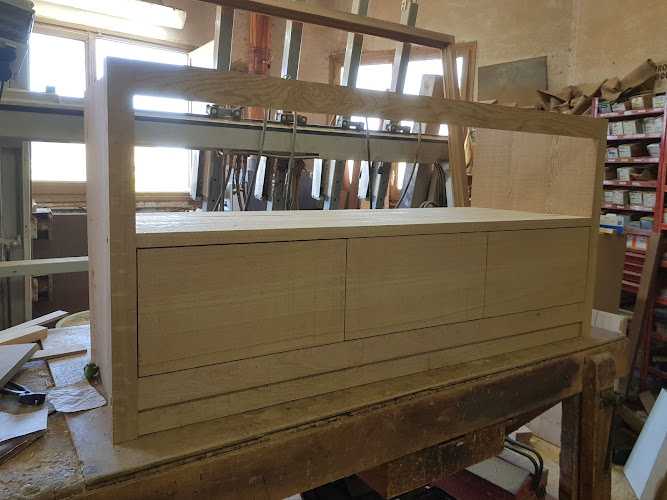 Fotografia tomada fuera de Fusteria turra i fill - Tienda de armarios en Pau, Girona