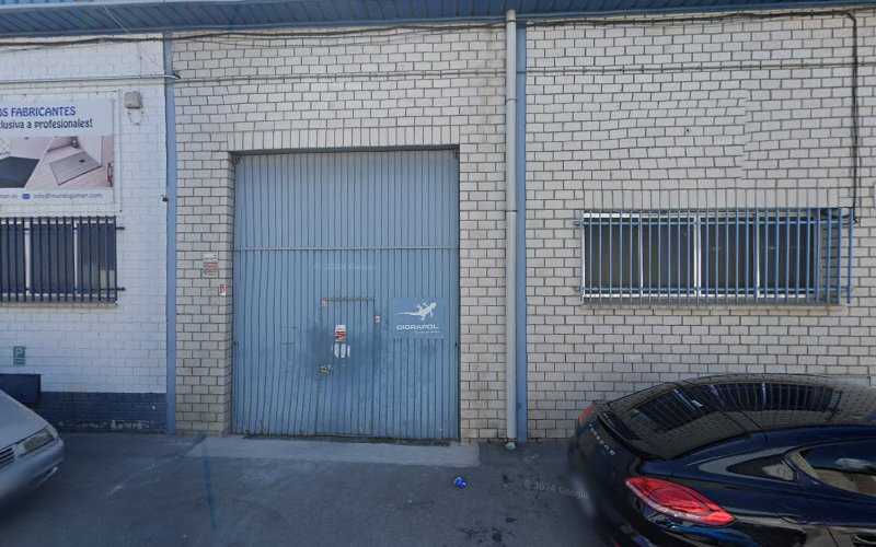 Fotografia tomada fuera de Carpinterias Gómez y García - Tienda de armarios en Collado Villalba, Madrid