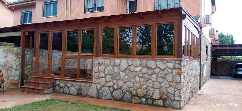 Fotografia tomada fuera de Aluvinduer - Aluminios Antonio Villalba - Carpintería metálica y de aluminio en Collado Villalba, Madrid