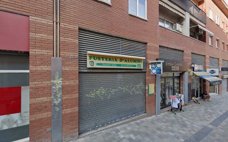 Fotografia tomada fuera de Fusteria d'Alumini - Botiga d'armaris en Barberà del Vallès, Barcelona