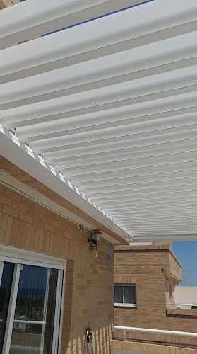 Fotografia tomada fuera de Hierros y Aluminios Adrian - Carpintería metálica y de aluminio en Ribera de Cabanes, Castellón