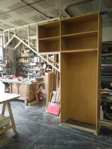 Fotografia tomada fuera de Lausaga, carpintería y ebanistería en madera - Tienda de armarios en Etxebarri, Vizcaya