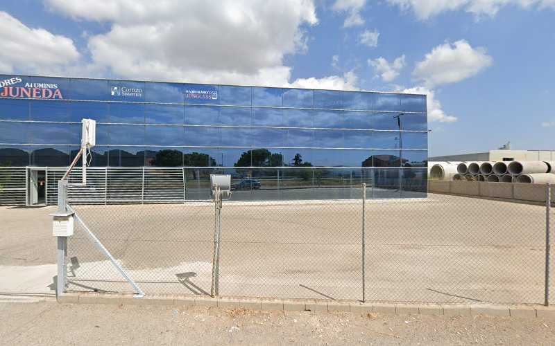 Fotografia tomada fuera de Vidres Juneda, S.L.U. - Carpintería metálica y de aluminio en Juneda, Lérida