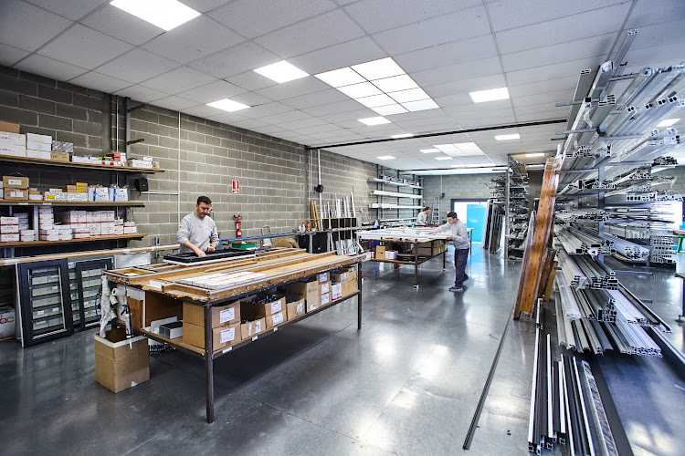 Fotografia tomada fuera de VENTANAS ALUMINIO - Cardenas - Carpintería metálica y de aluminio en Sant Vicenç dels Horts, Barcelona