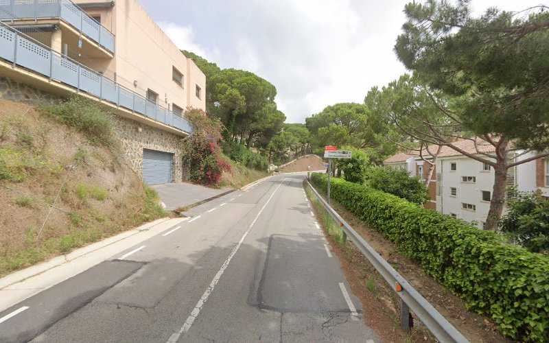 Fotografia tomada fuera de Carpintería Miguel Torres - Tienda de armarios en Sant Vicenç de Montalt, Barcelona