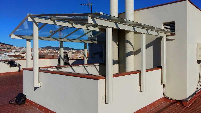 Fotografia tomada fuera de Carpintería de aluminio Hnos Jurado - Tienda Gràcia - Servicio de instalación de ventanas en Barcelona, Barcelona
