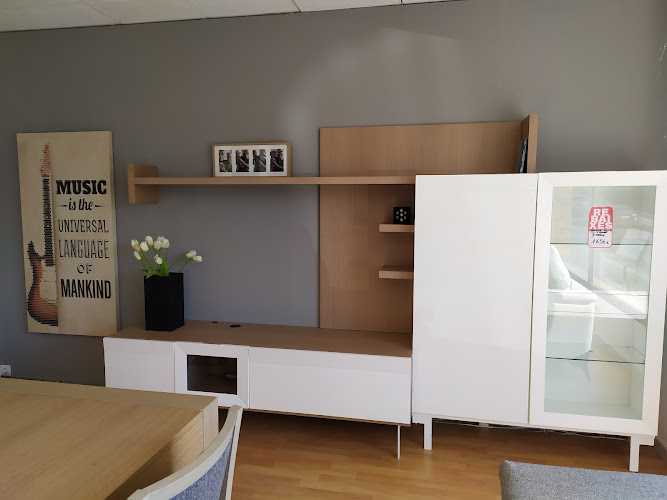 Fotografia tomada fuera de Muebles Sant Esteve - Botiga de mobles en Sant Esteve Sesrovires, Barcelona