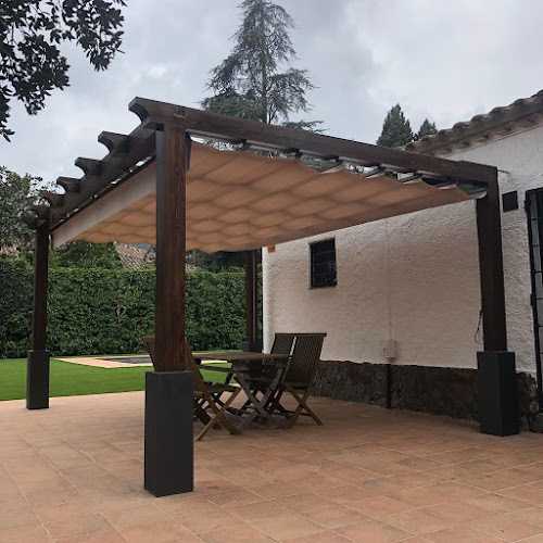 Fotografia tomada fuera de Fusteria Viernes - Carpintero en Calonge, Girona