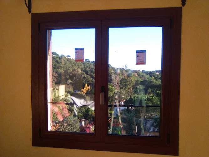 Fotografia tomada fuera de Aluminis RT Factory - Carpintería metálica y de aluminio en Calonge, Girona