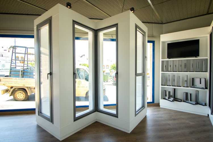 Fotografia tomada fuera de Talleres López Fuertes S.L. - Carpintería metálica y de aluminio en San Pedro Alcántara, Málaga