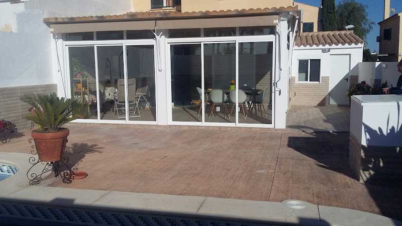 Fotografia tomada fuera de Aluminios Pasur S.L - Carpintería metálica y de aluminio en Santiponce, Sevilla