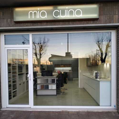 Fotografia tomada fuera de Mia cuina - Tienda de muebles de cocina en Riudellots de la Selva, Girona