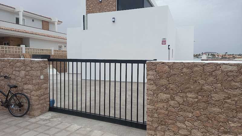 Fotografia tomada fuera de Aluminios Mohamed - Carpintería metálica y de aluminio en Corralejo, Las Palmas