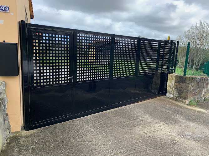Fotografia tomada fuera de Metálicas Miera - Carpintería metálica y de aluminio en La Cueva, Cantabria